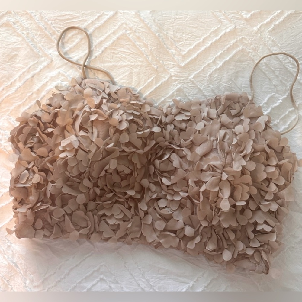 Crop Top petals size small 💕